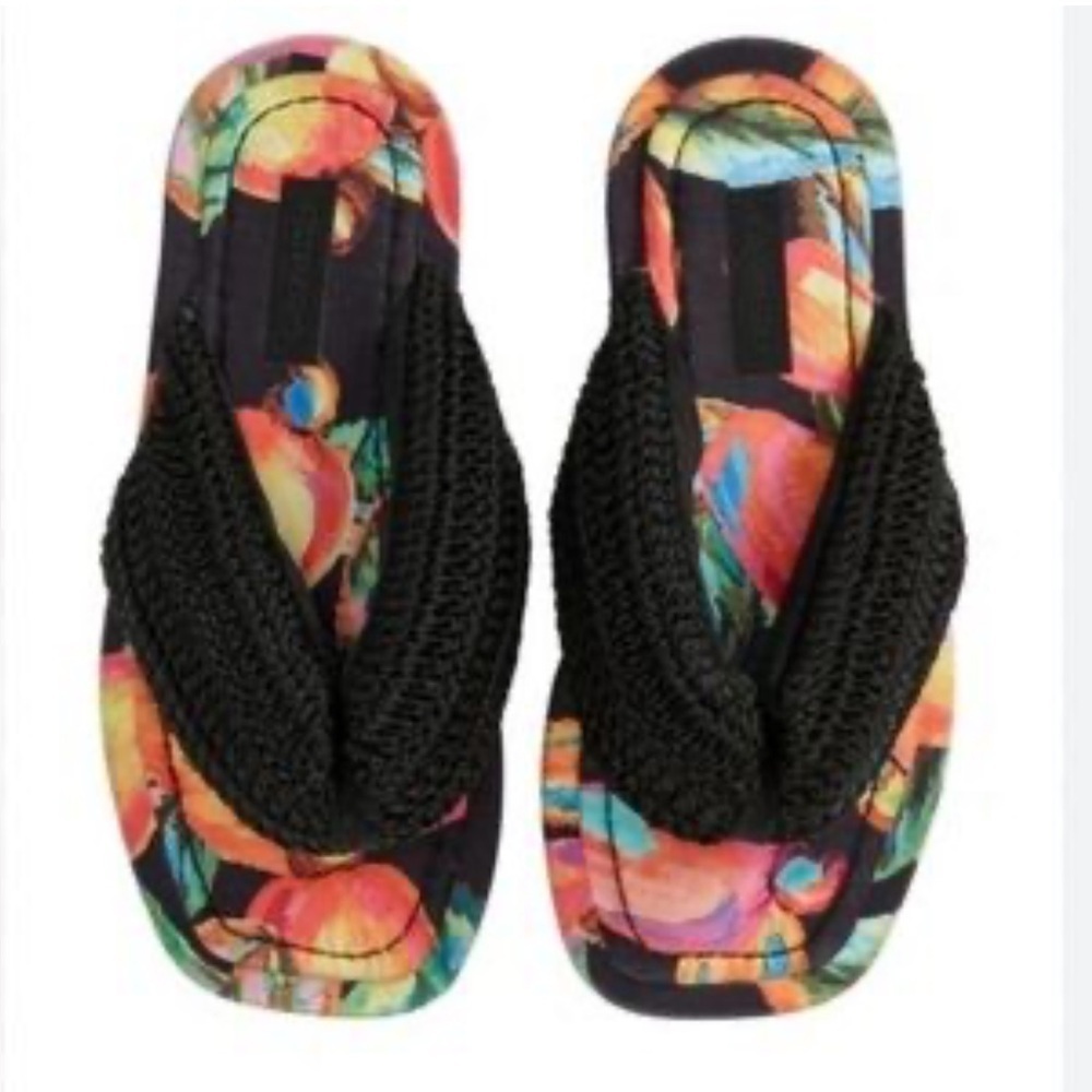 NWOB! Farm Rio SZ 8 cashew crochet knit puffy flip flops.